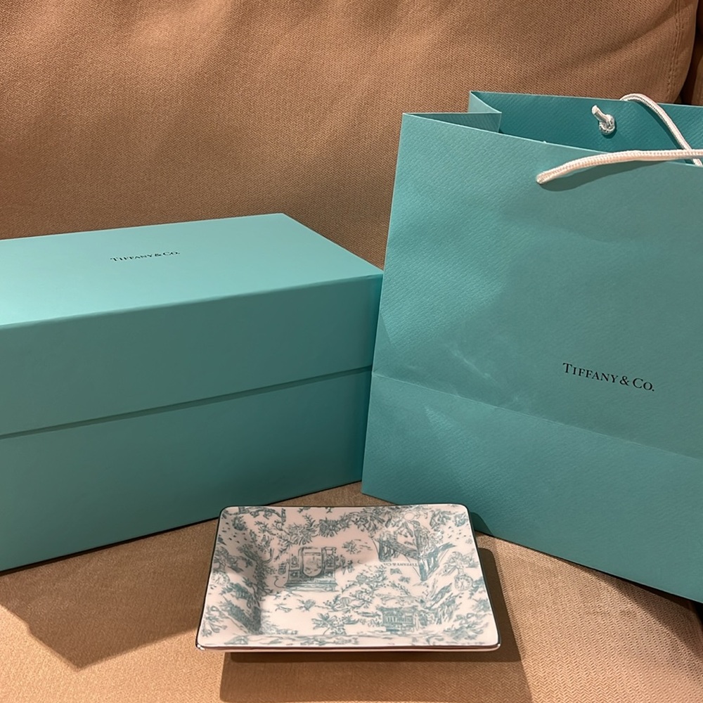 EXCLUSIVE TIFFANY & Co. NYC Flagship Toile Porcelain Trinket Tray - Picture 5 of 7